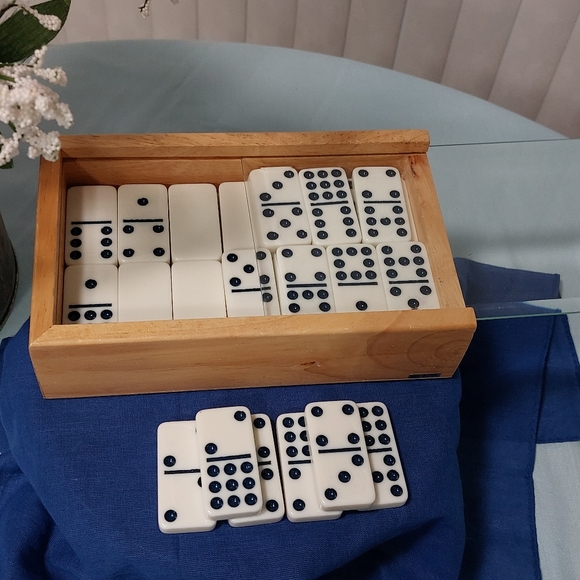Double Nine Dominoes Set in Wood Box w/Glass Lid - The Classic Collection - Picture 6 of 8